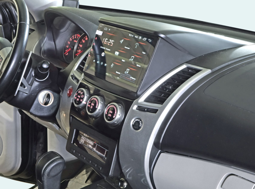 Рамка для UMS  MITSUBISHI L-200, Pajero Sport 2006-2015, 9" (Накладка)